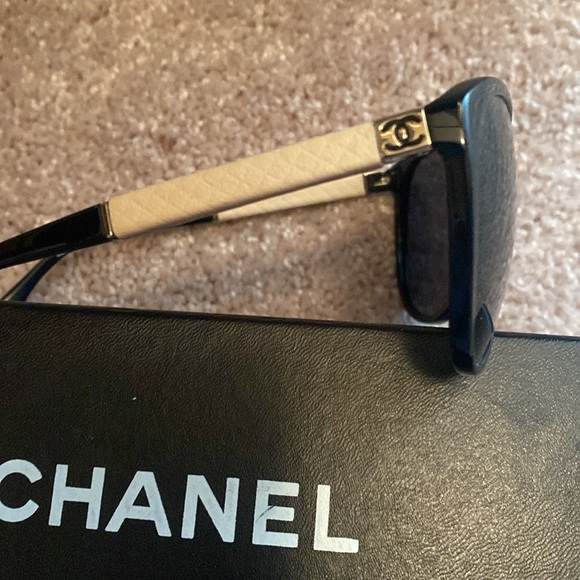 Black Chanel Sunglasses with ivory and black two toned stems . - Picture 2 of 12